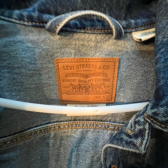 Used Levi's Classic Blue Denim Jacket- size small - Picture 4 of 5